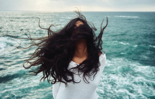 6 conseils indispensables pour protéger ses cheveux l’été